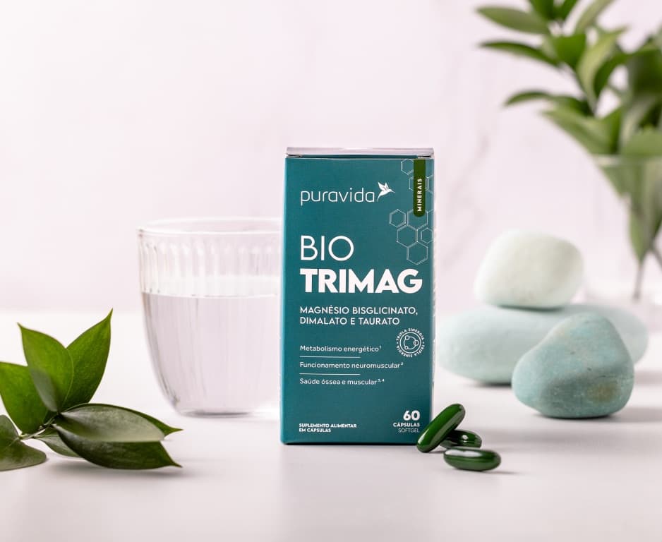Caixa de Bio Trimag da Puravida ao lado de um copo com água e folhas verdes