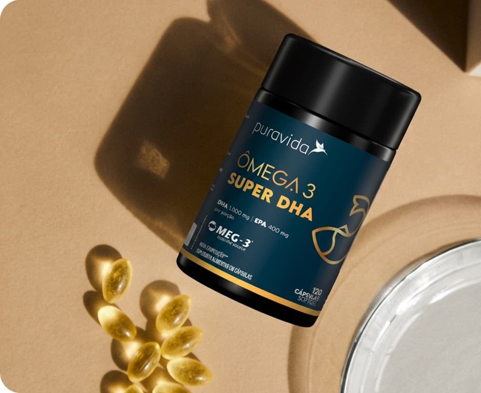 Pote de Ômega 3 Super DHA da Puravida ao lado de cápsulas douradas