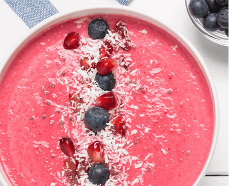 Collagen Protein Berries Silvestres com bebida e frutas