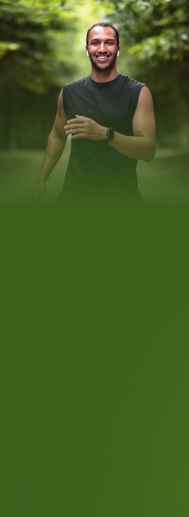 Homem em floresta