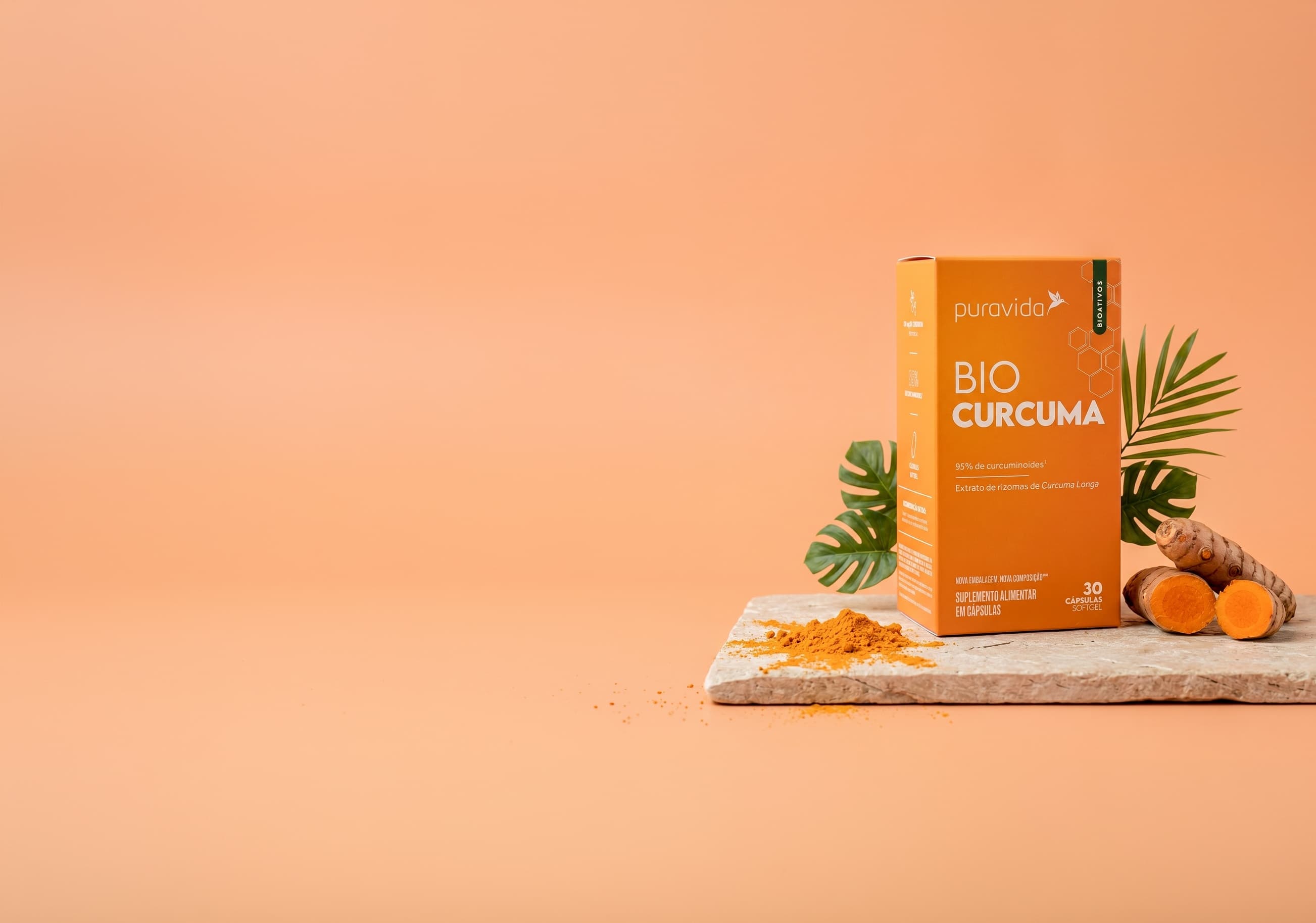 Cartucho Bio Curcuma sobre pedra com raízes de cúrcuma