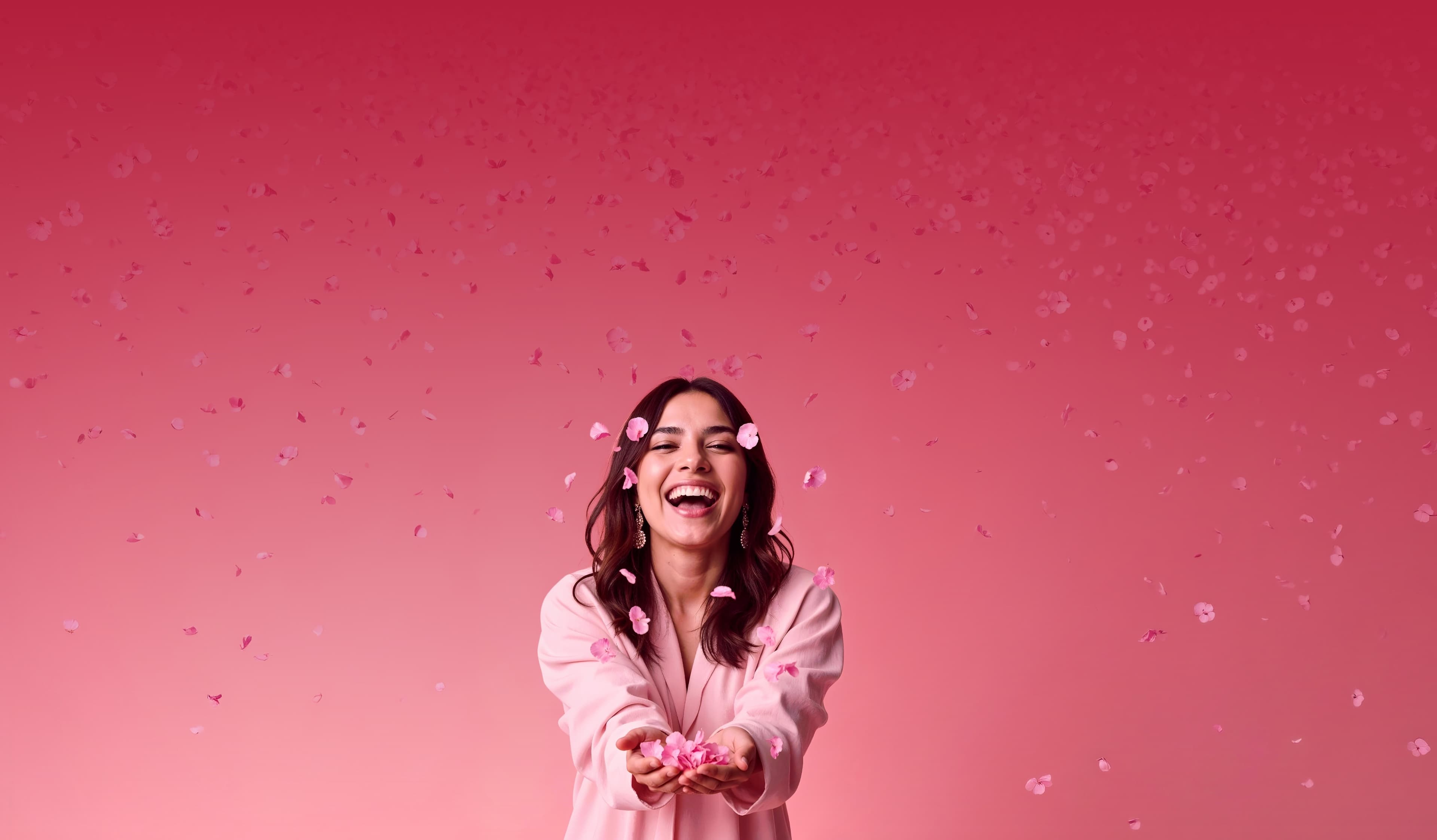 Mulher sorrindo com pétalas de flores nas mãos