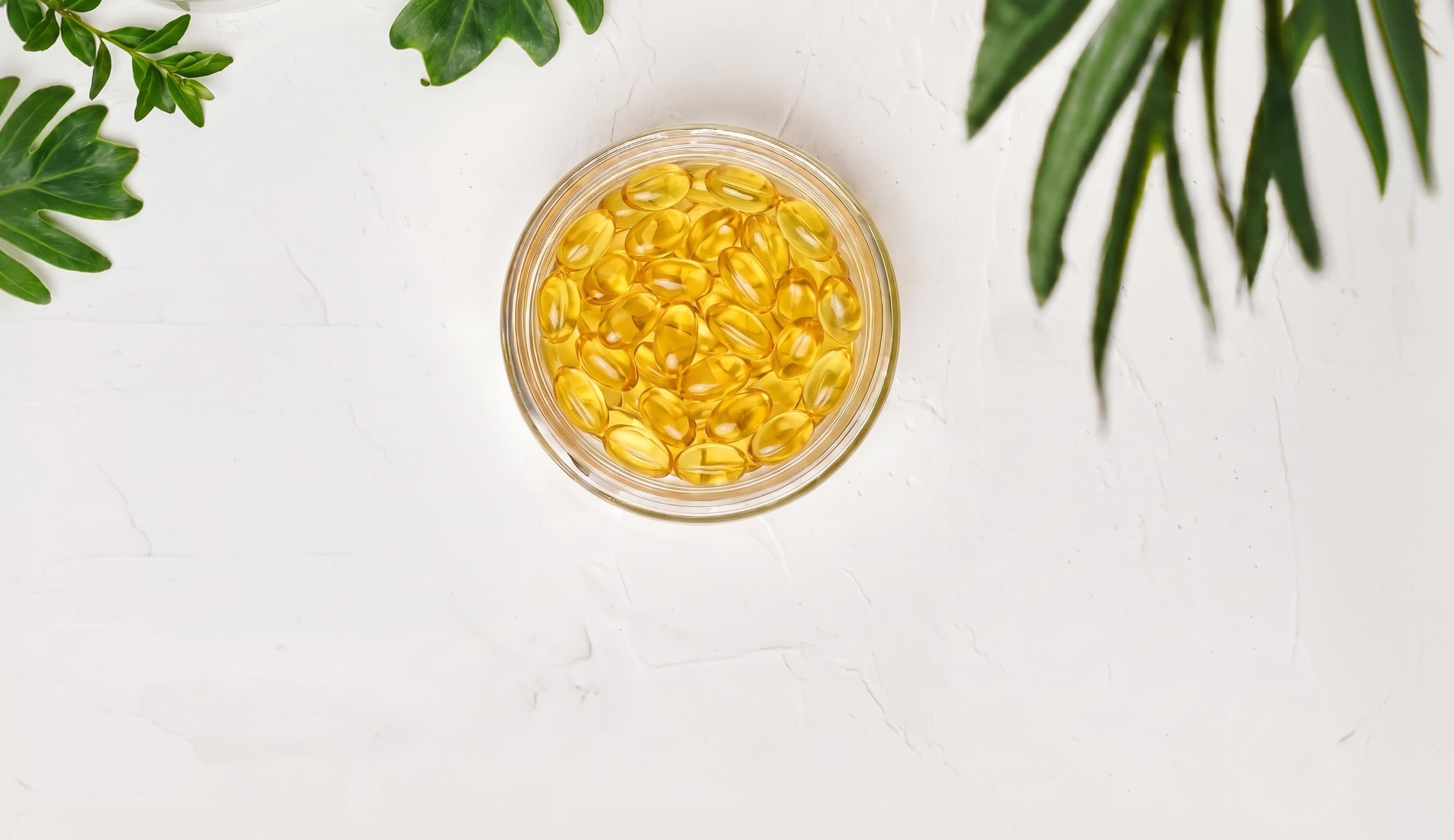 Cápsulas de Bio Vit. D3 em um bowl de vidro