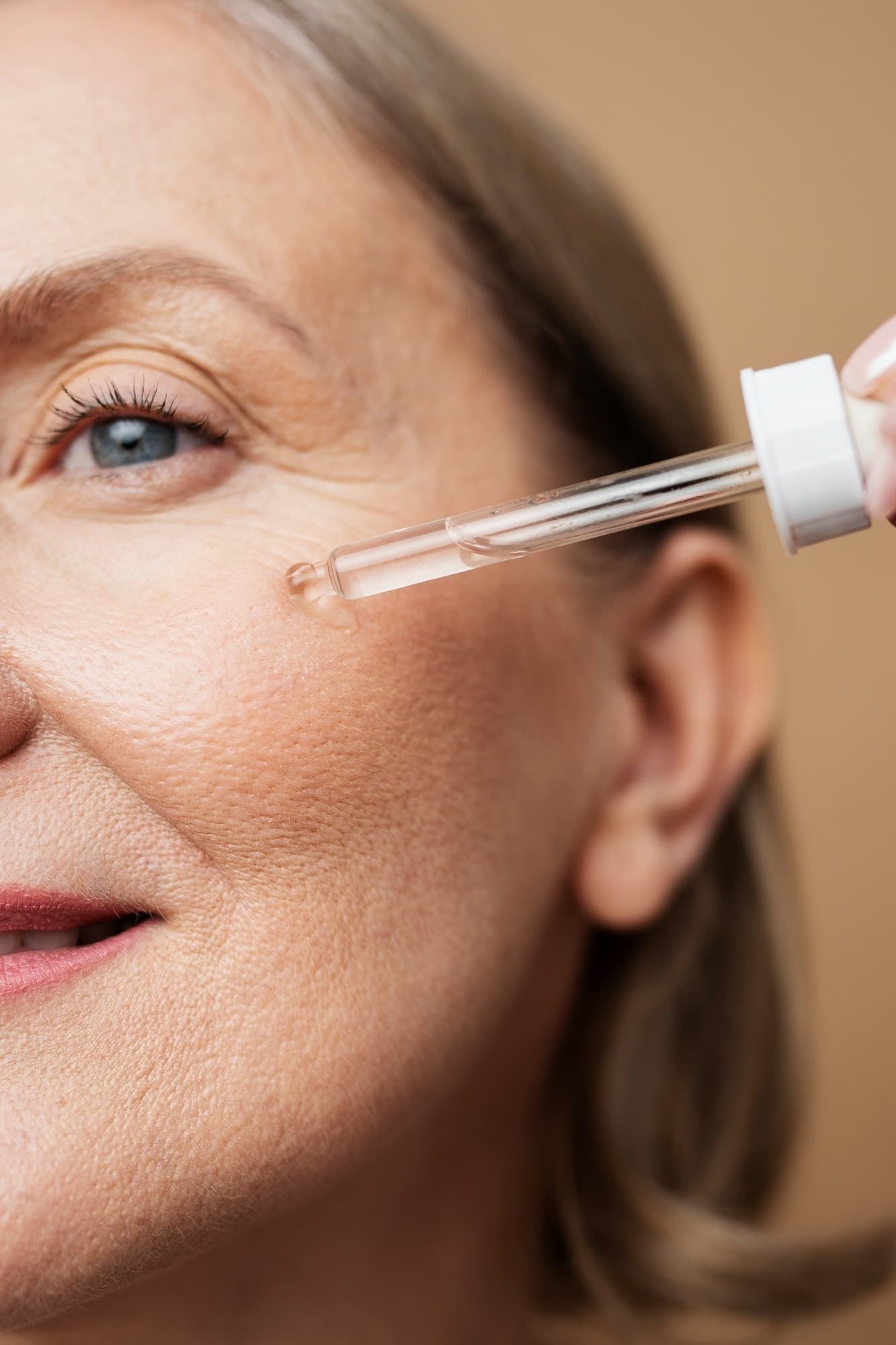 Aplicação de sérum facial com conta-gotas
