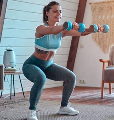 Mulher treinando com halteres
