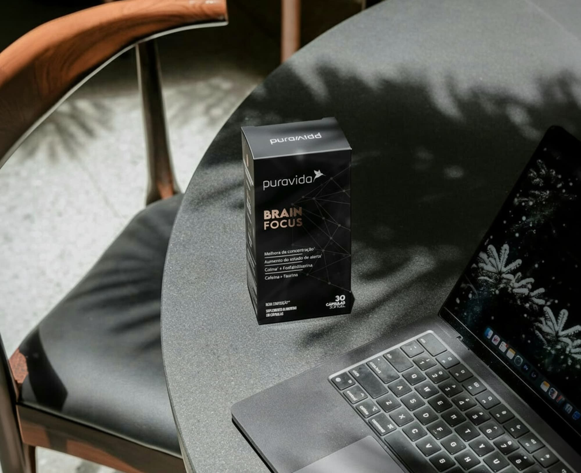 Brain Focus sobre a mesa ao lado do notebook