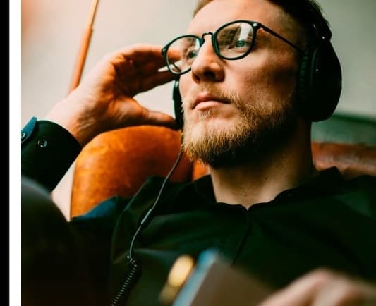 Homem concentrado usando fones de ouvido