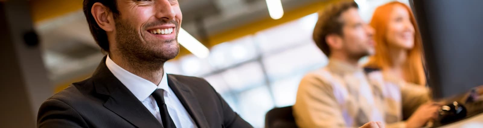 Profissional sorrindo no ambiente de trabalho