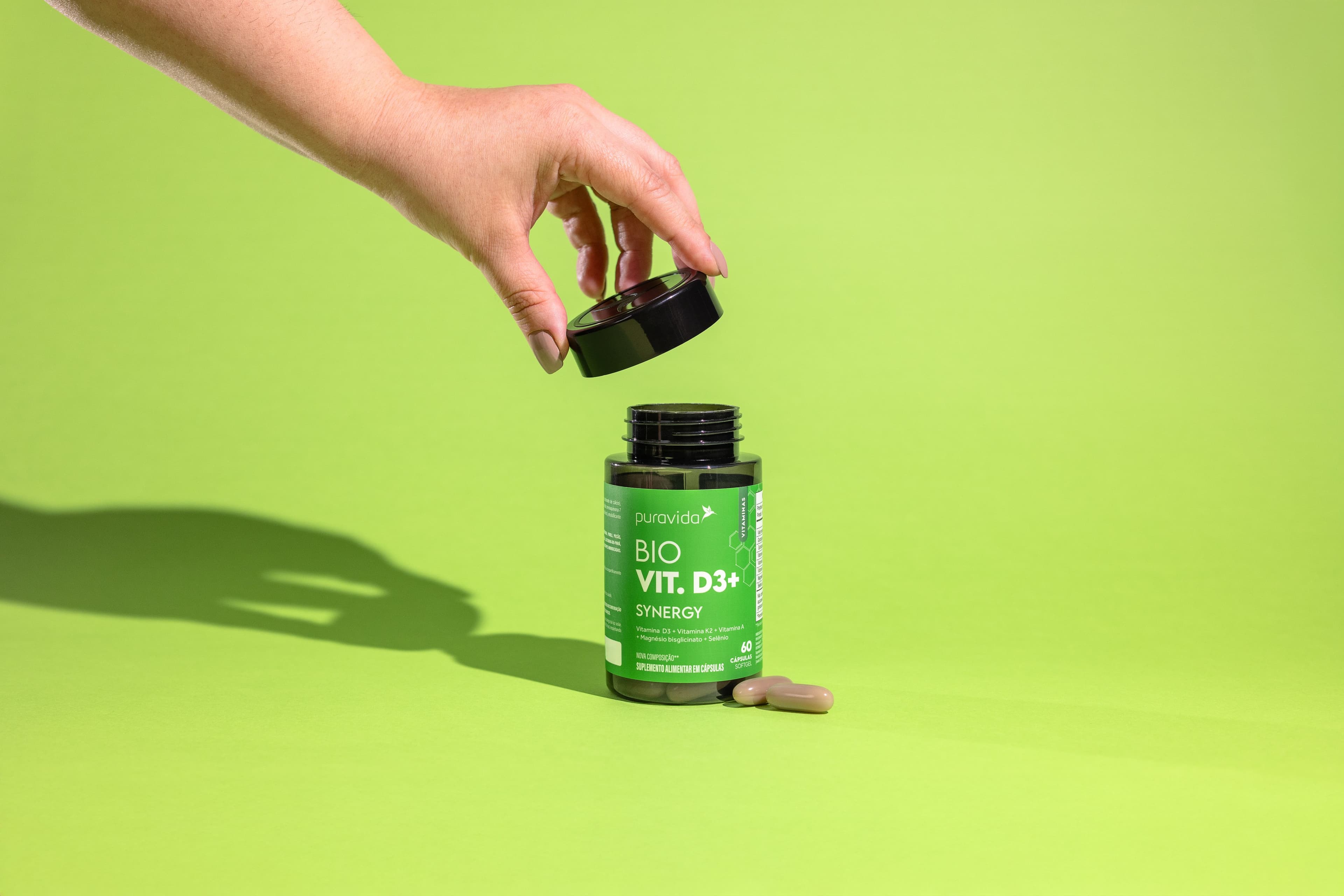 Frasco do Bio Vit D3+ Synergy sobre fundo verde