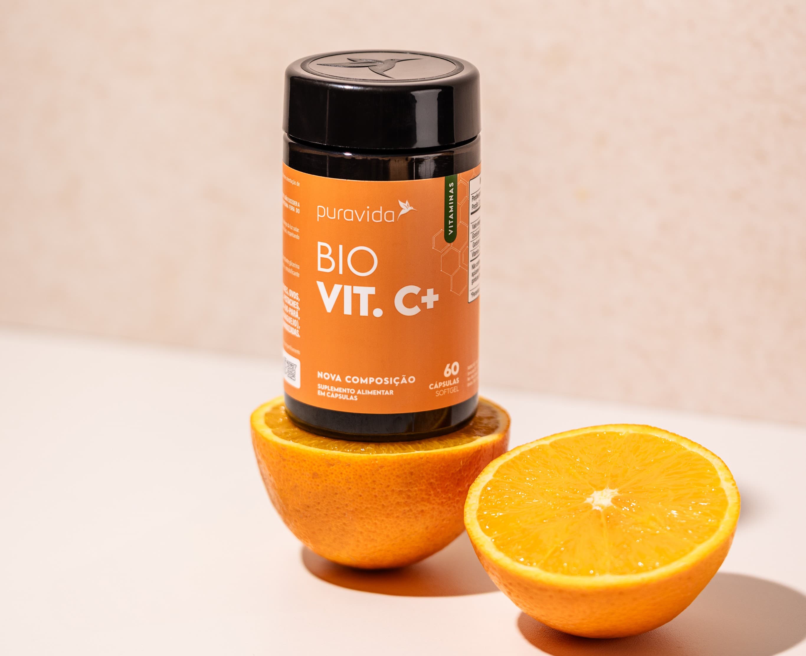 Pote de Bio Vit C+ sobre laranjas