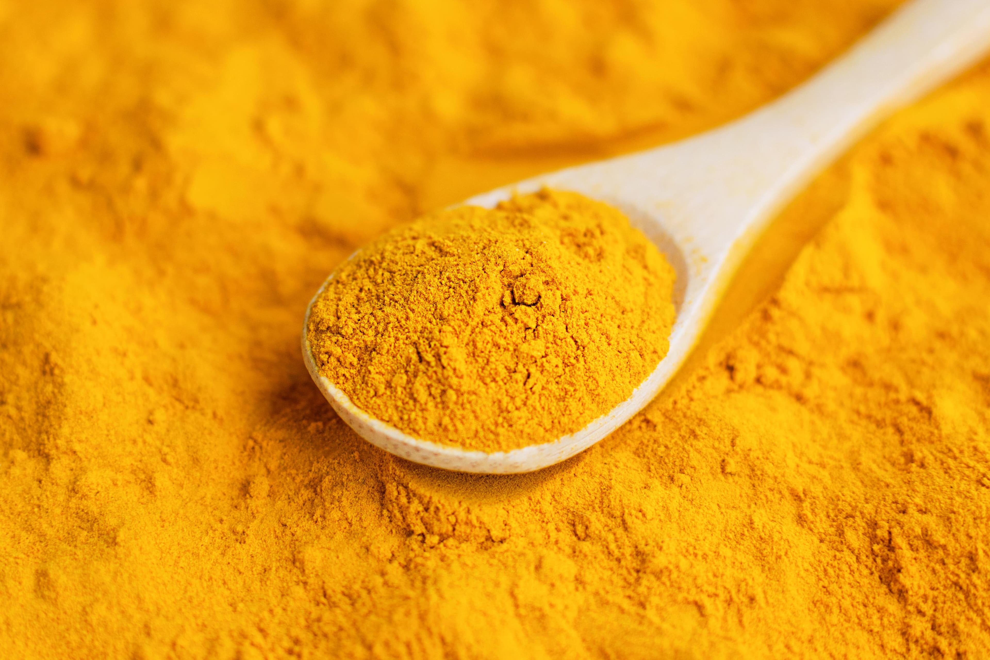 Colher com cúrcuma em pó