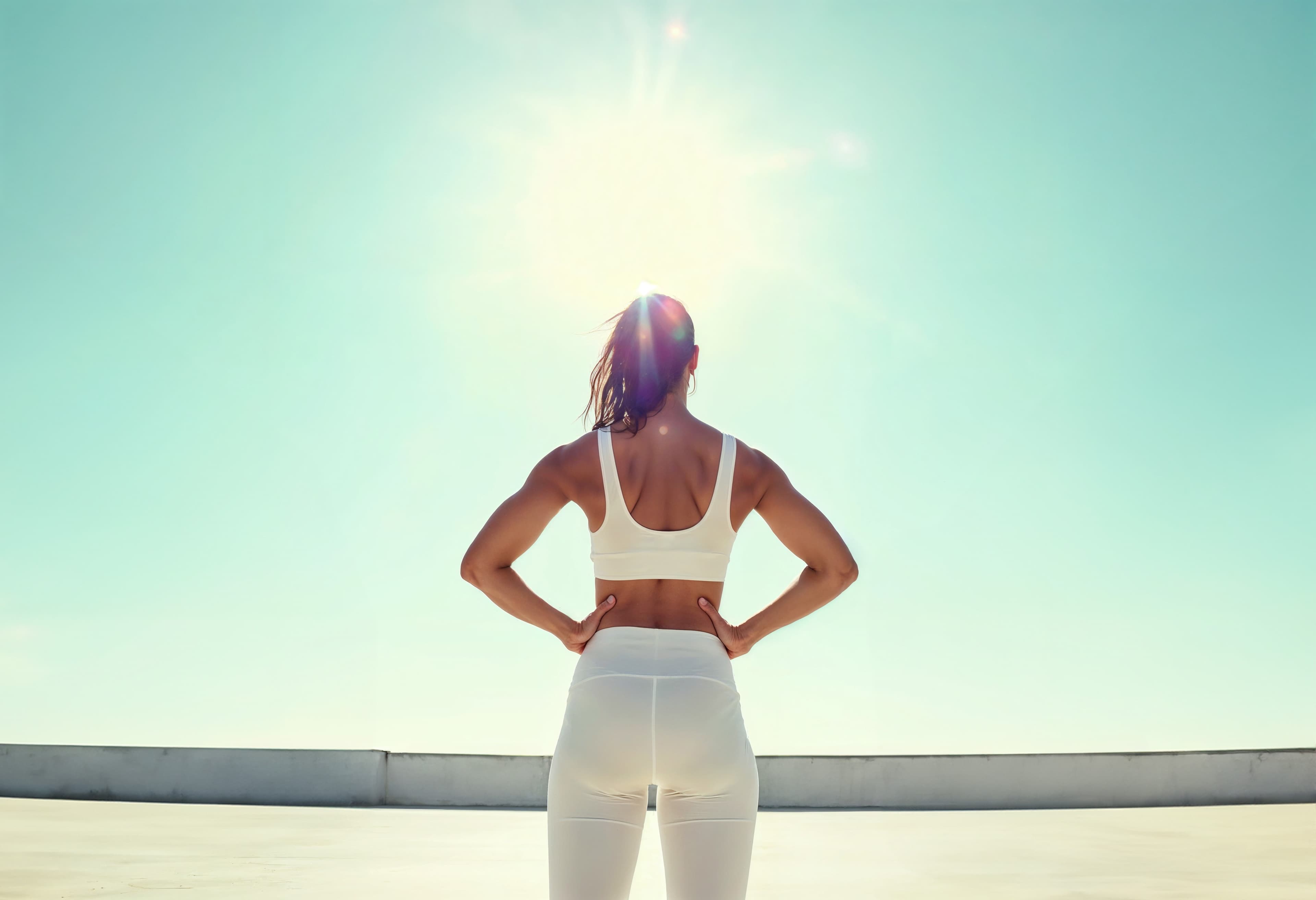Mulher em roupa de treino ao sol