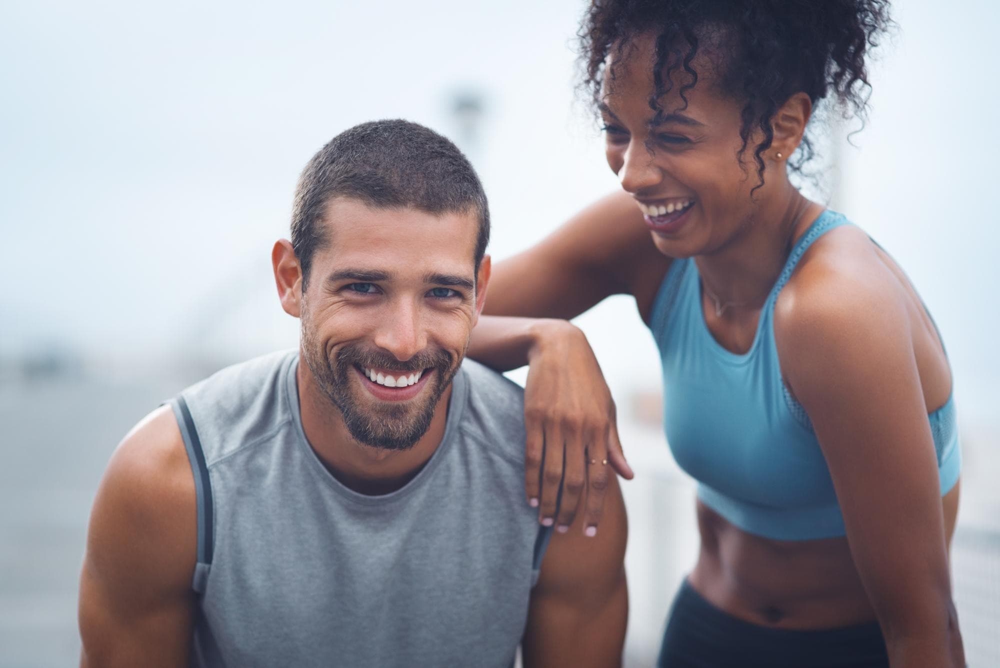 Casal sorrindo após treino