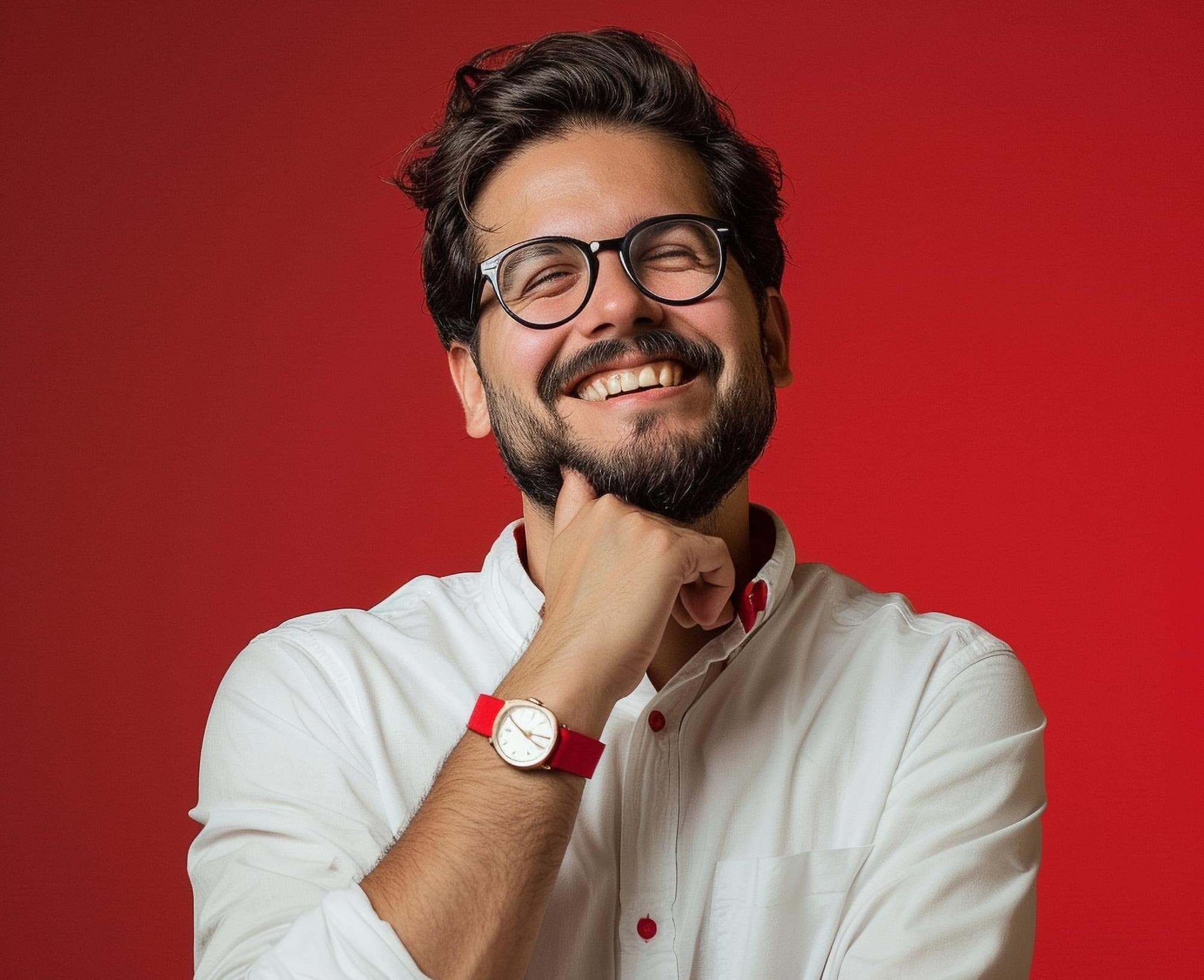 Homem sorrindo em fundo vermelho