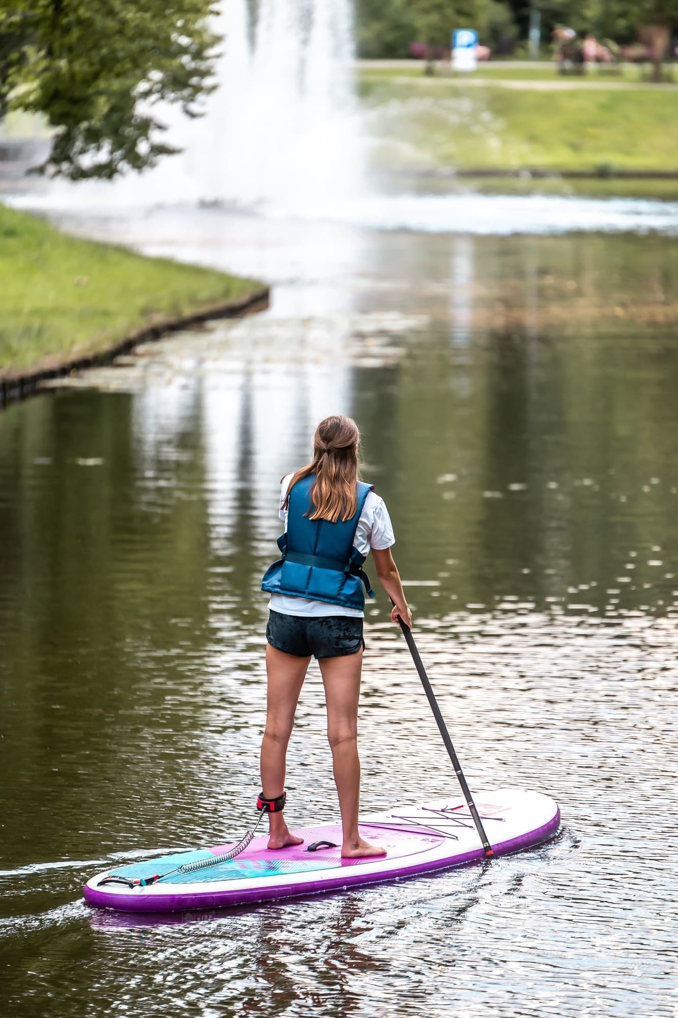 Mulher praticando stand up paddle