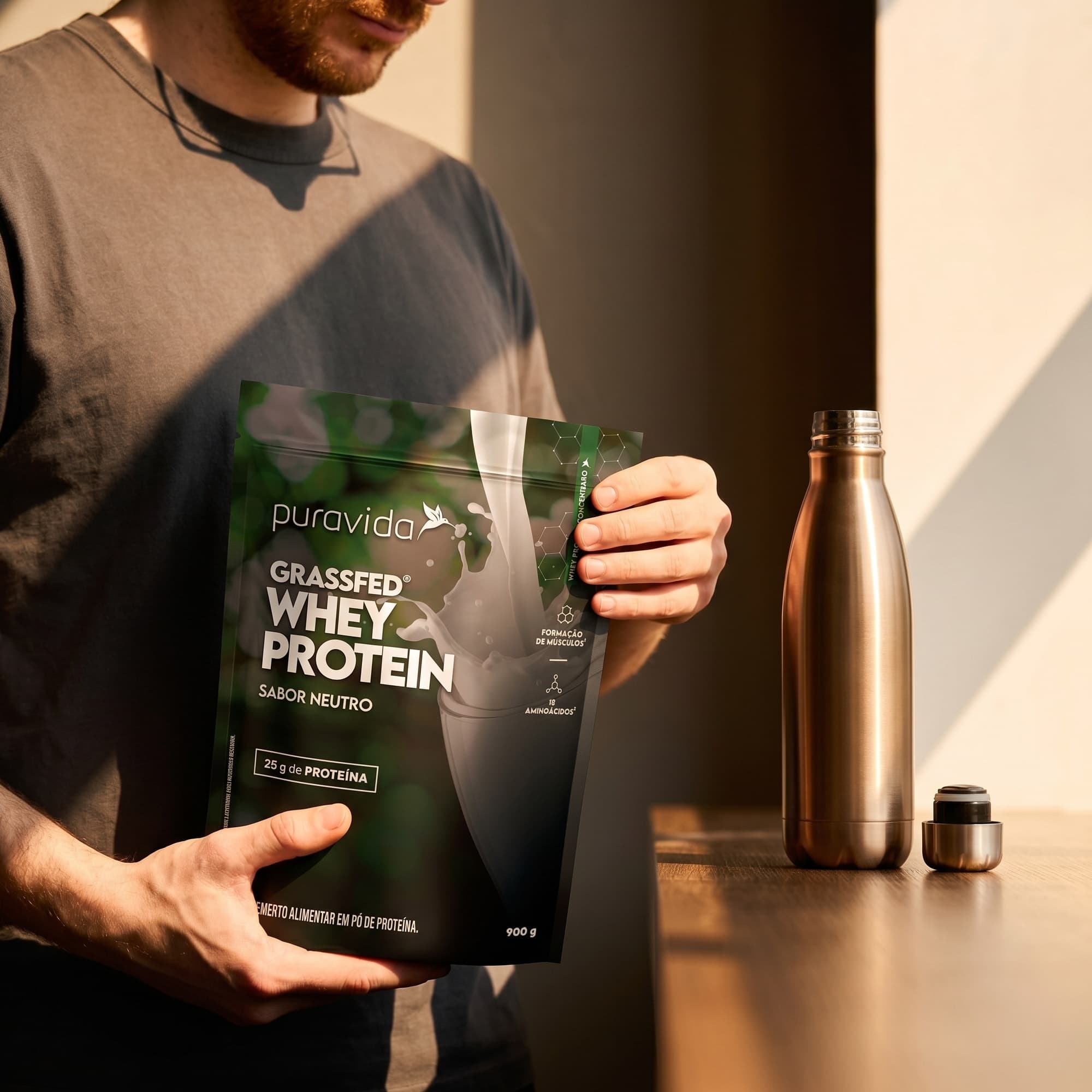 Whey Grassfed Neutro em mãos