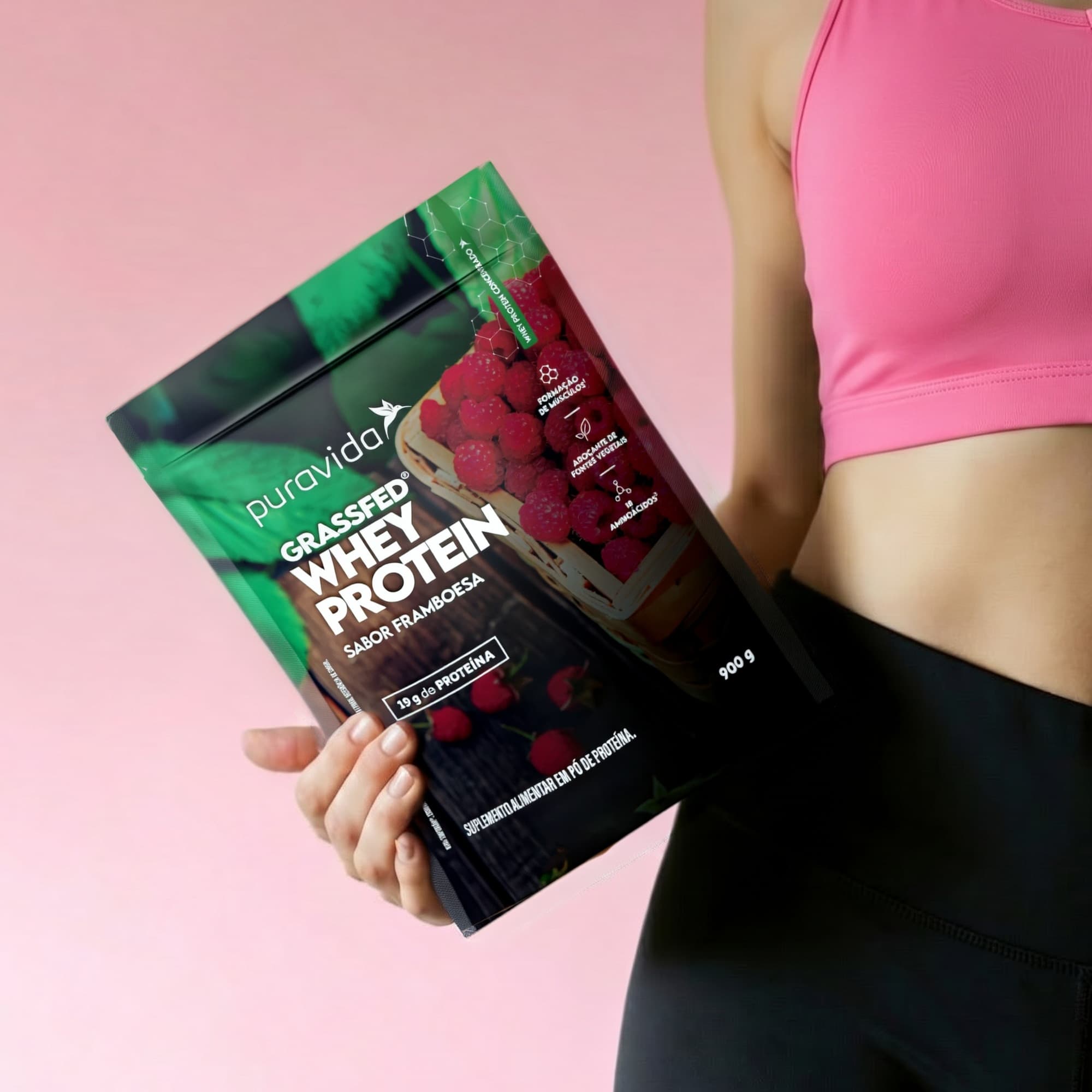 Mulher com Whey Framboesa