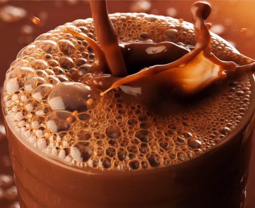 Chocolate quente sendo servido em caneca