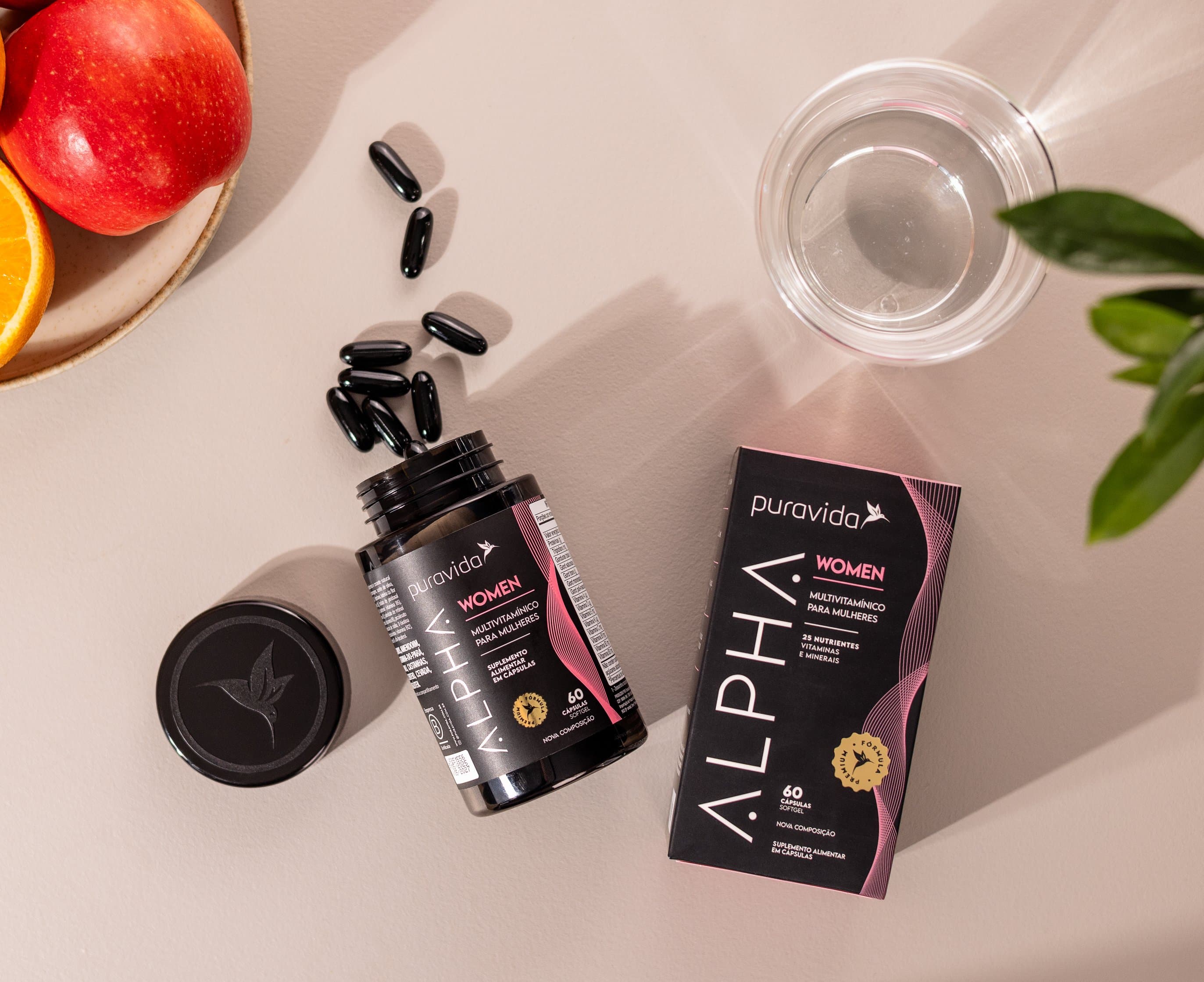Cartucho e pote de Alpha Women com frutas