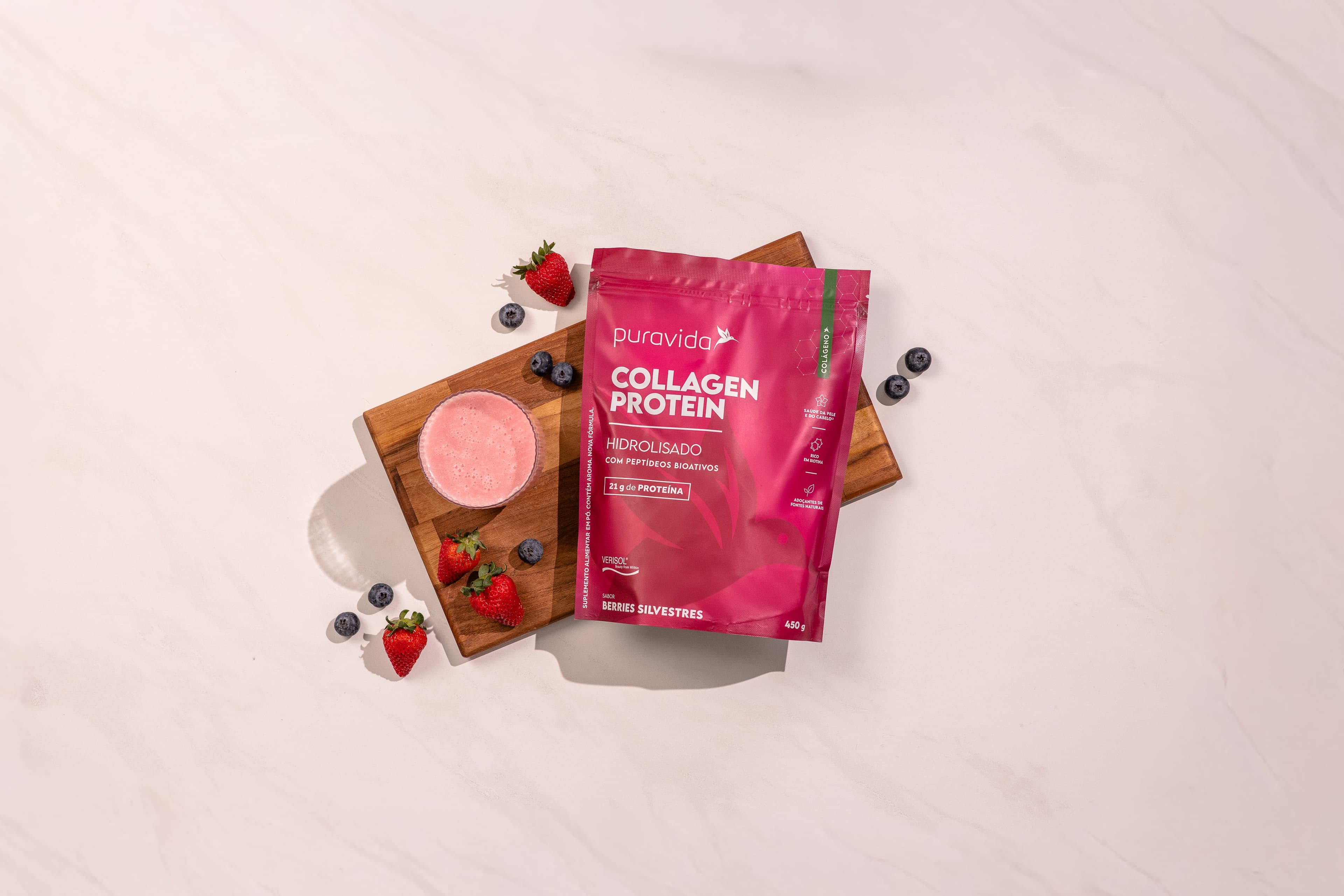 Collagen Protein Berries Silvestres com bebida e frutas