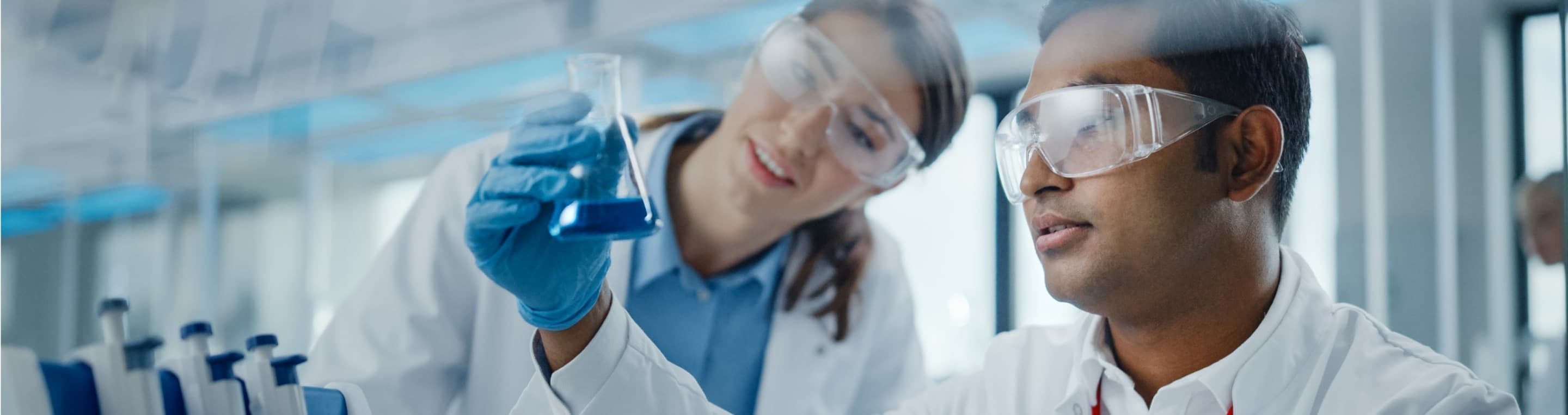 Pesquisadores em laboratório