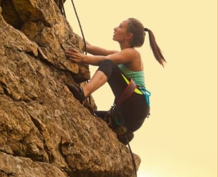 Mulher praticando escalada