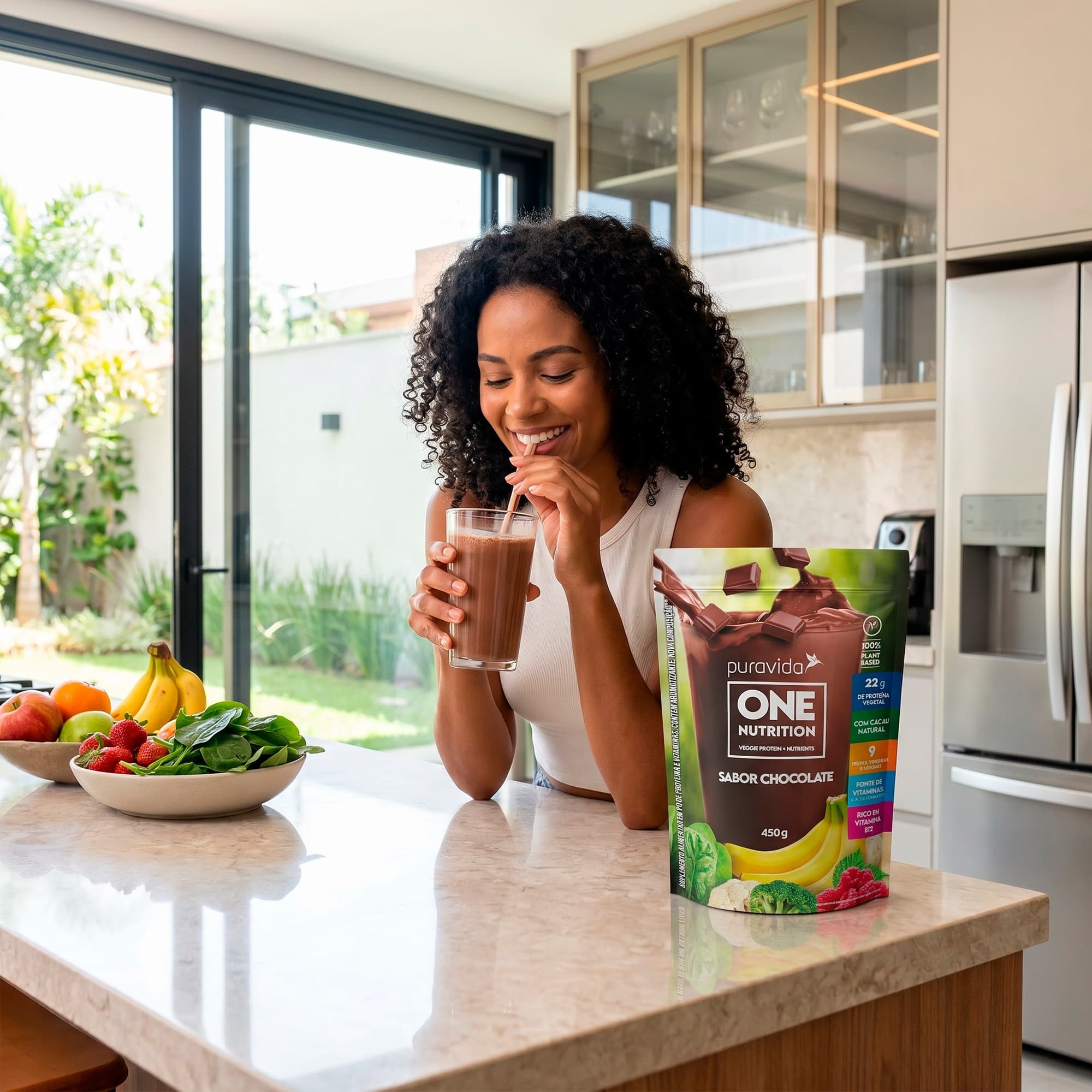 Mulher com shake ONE na cozinha