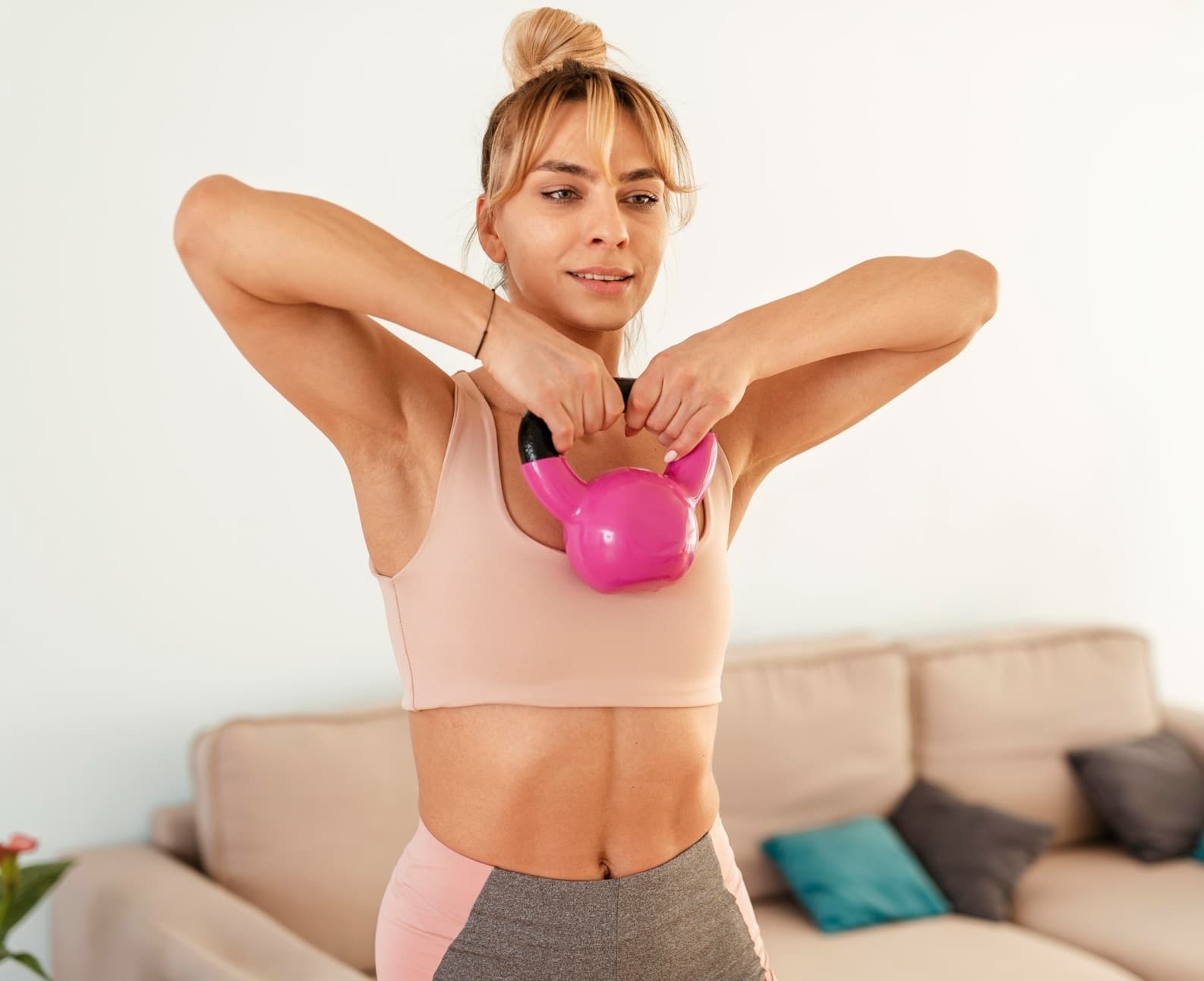 Mulher treinando com kettlebell