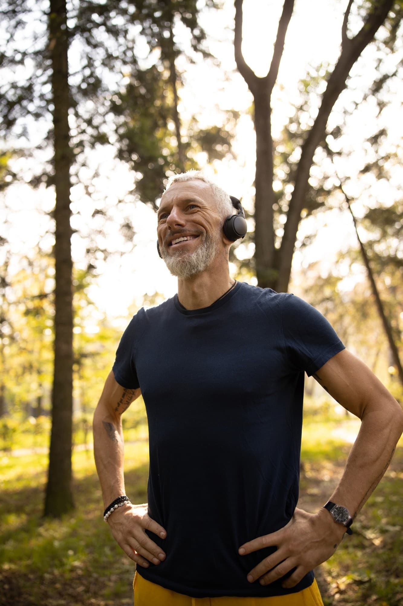 Homem sorrindo na floresta
