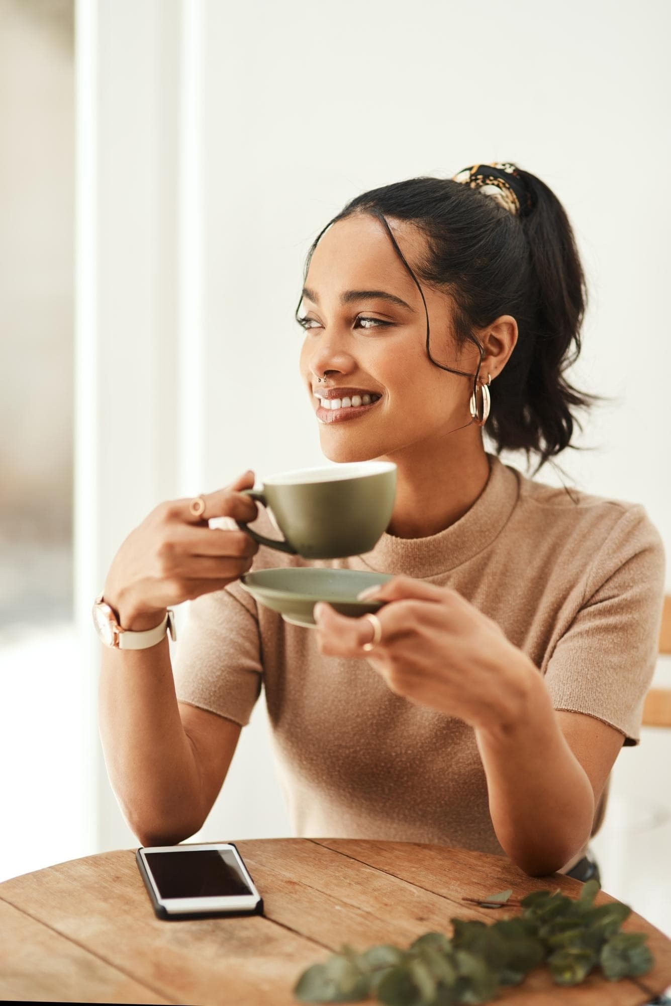 Mulher tomando café