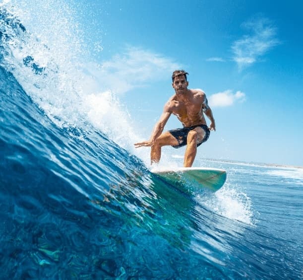 Homem surfando no mar