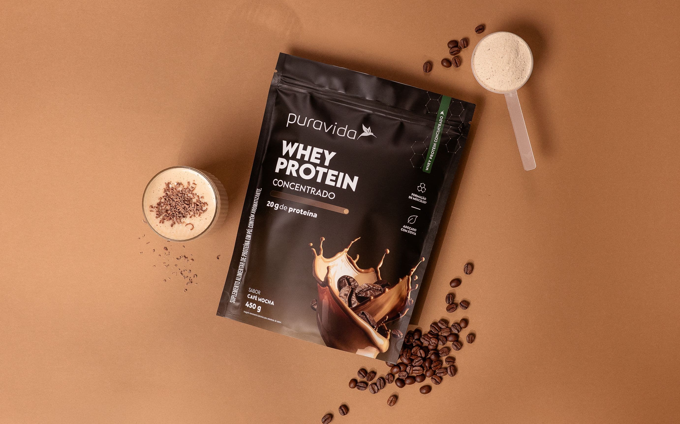 Pouch de Whey Protein Concentrado sabor Café Mocha com scoop e grãos de café