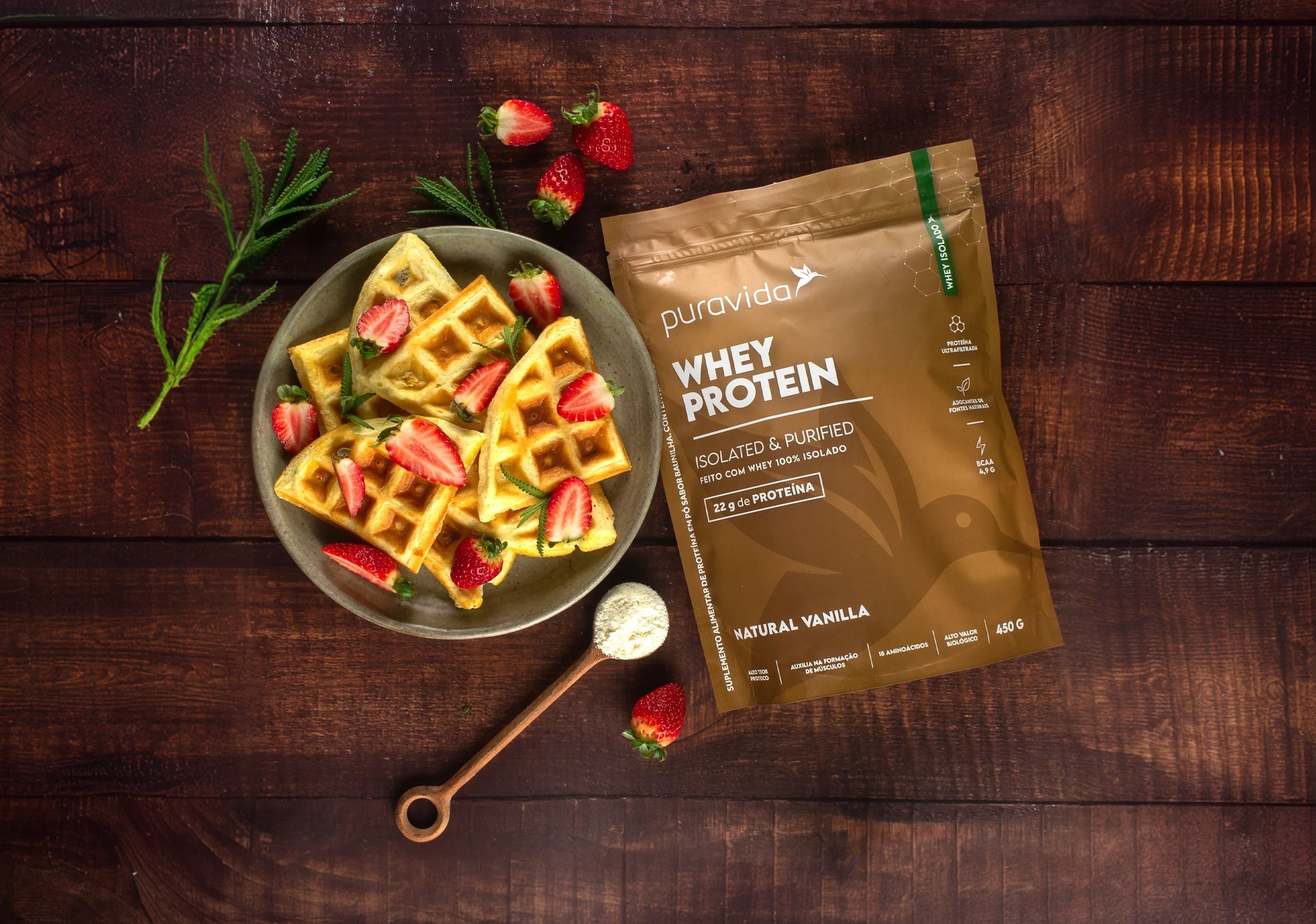 Waffles com morangos e pacote de Whey Protein Isolado Vanilla