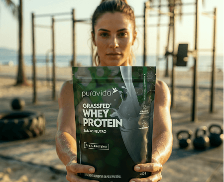 Mulher com Whey Grassfed Neutro na academia
