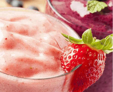 Collagen Protein Berries Silvestres com bebida e frutas