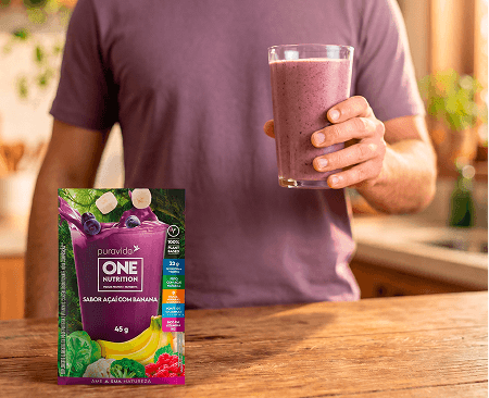 Copo de açaí sobre a mesa