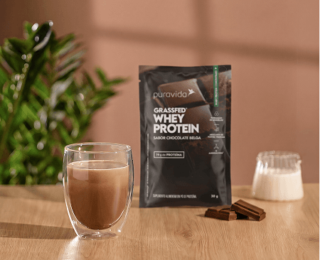 Pouch Whey Grassfed Chocolate Belga na mesa