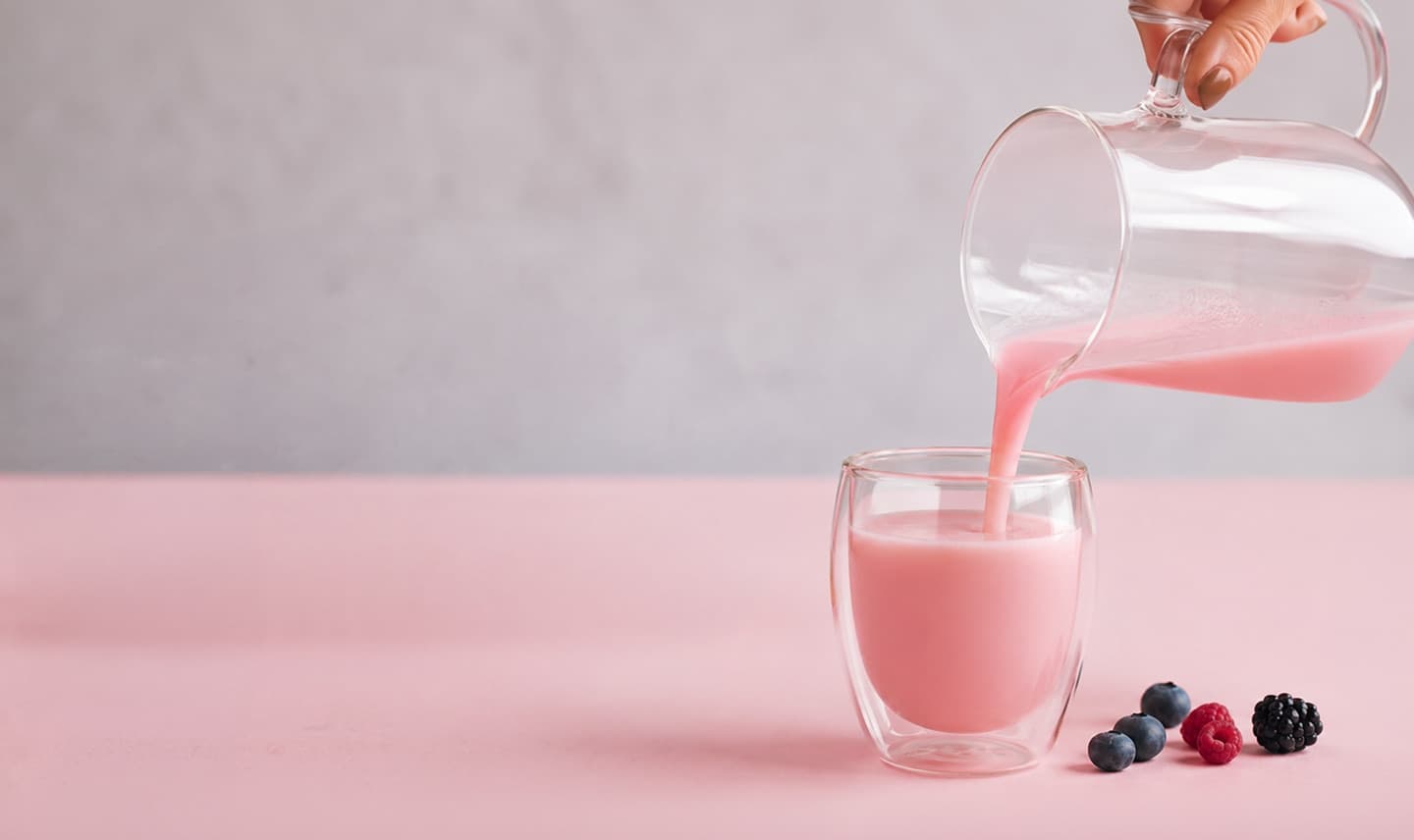 Mão segurando o Collagen Protein Berries Silvestres