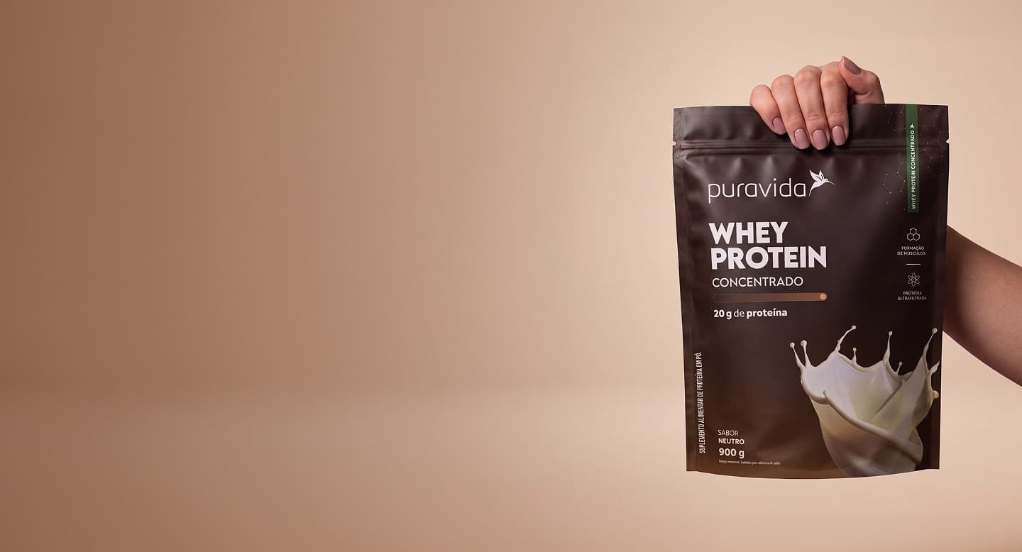 Pouch de Whey Protein Concentrado sobre respingo de leite