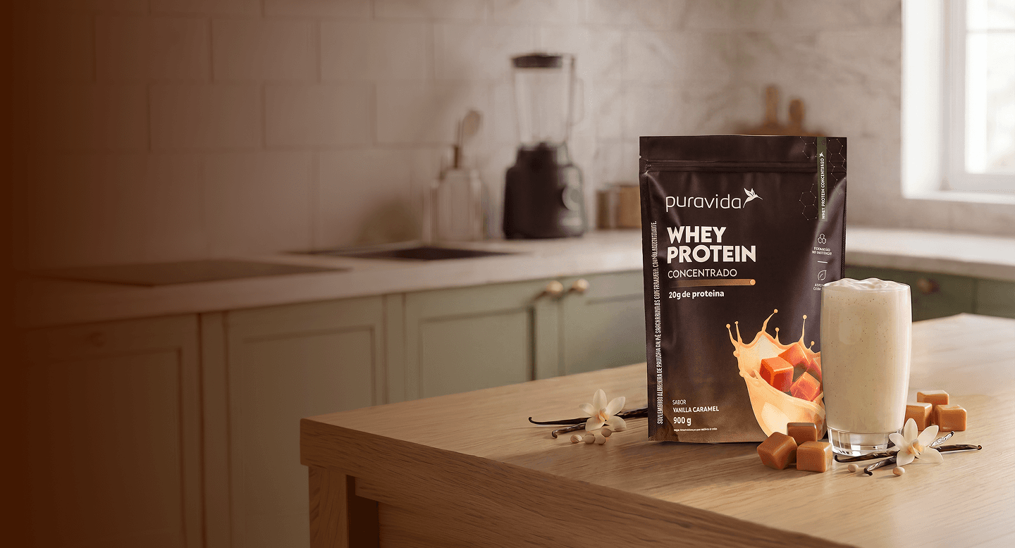 Pouch de Whey Protein Concentrado Vanilla Caramel sobre creme e caramelos