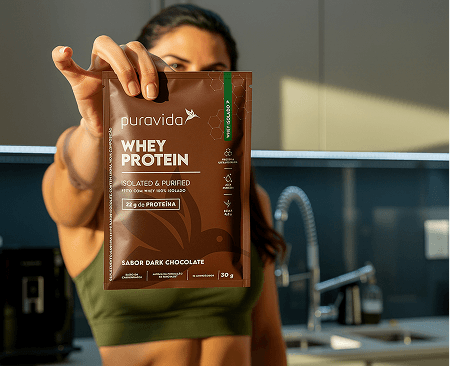 Whey Protein Isolado Puravida sabor Dark Chocolate com copo de bebida