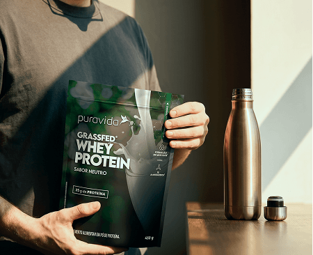 Whey Grassfed Neutro em mãos