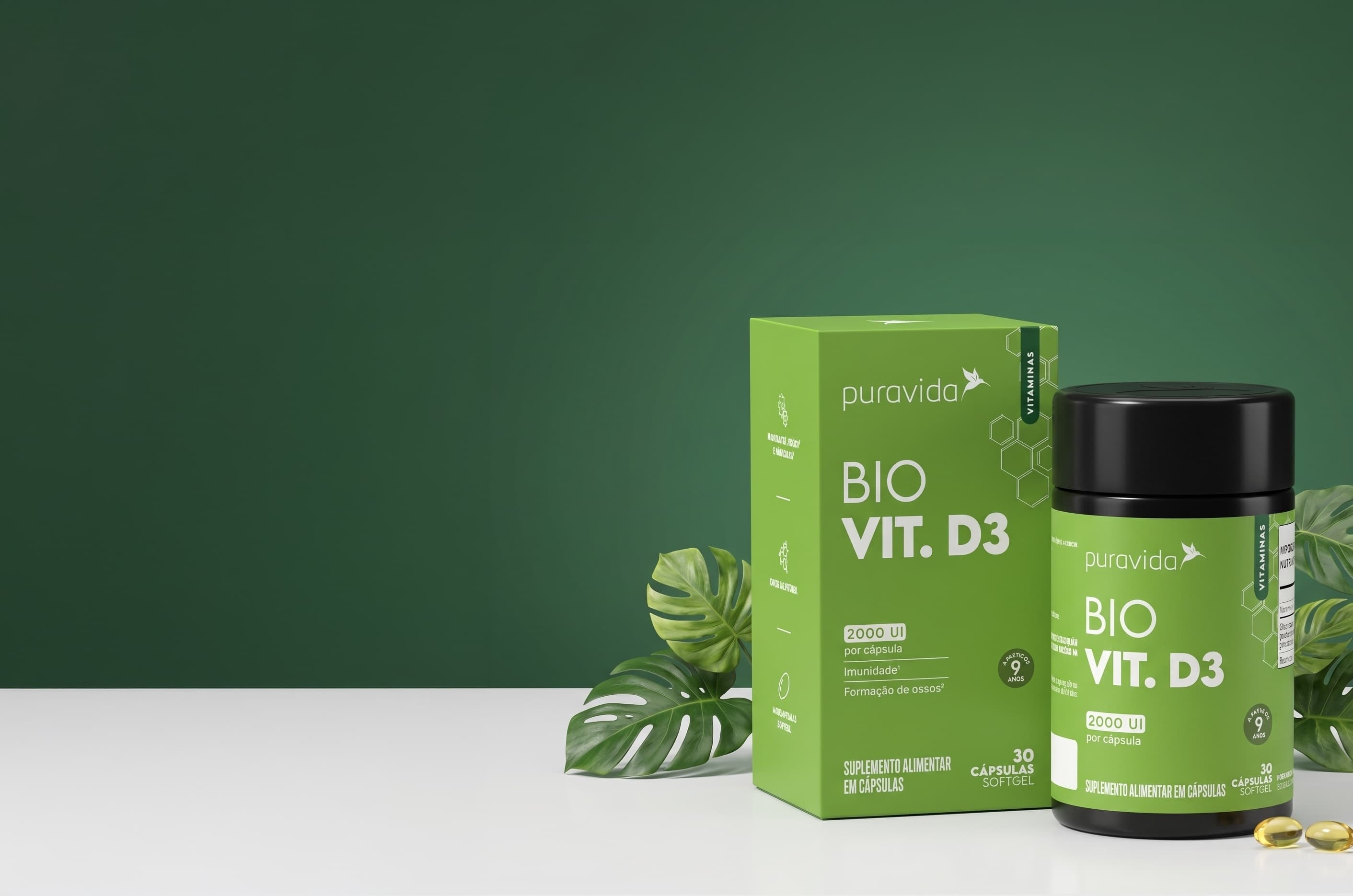Caixa e pote de Bio Vit. D3 com folhagens sobre fundo verde