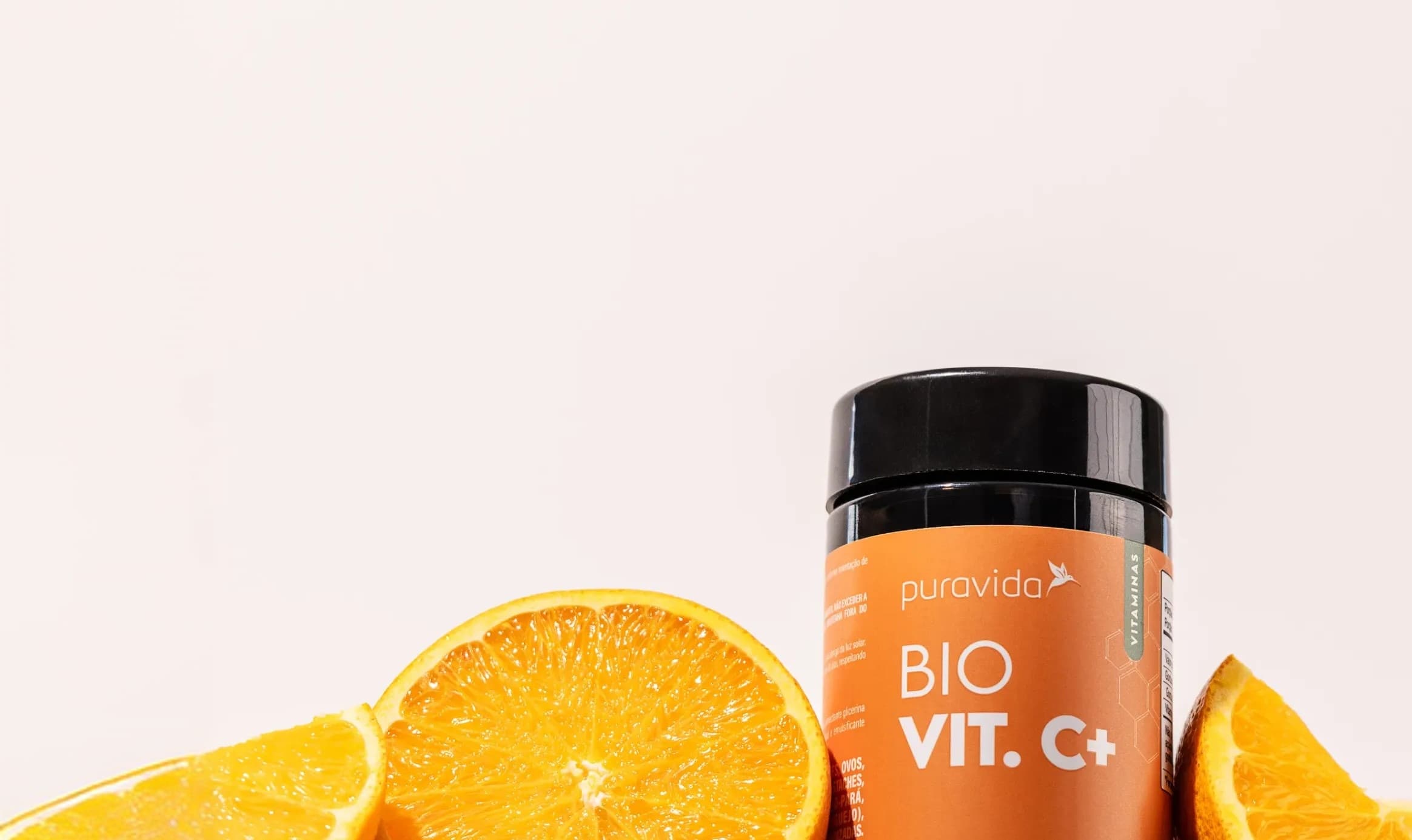 Pote de Bio Vit C+ com laranjas