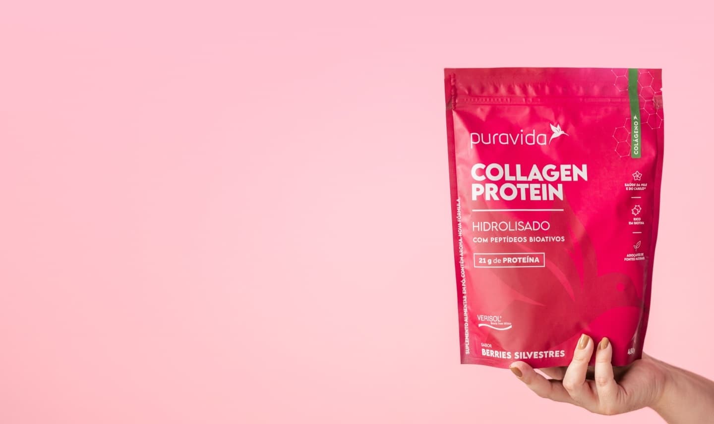 Mão segurando o Collagen Protein Berries Silvestres