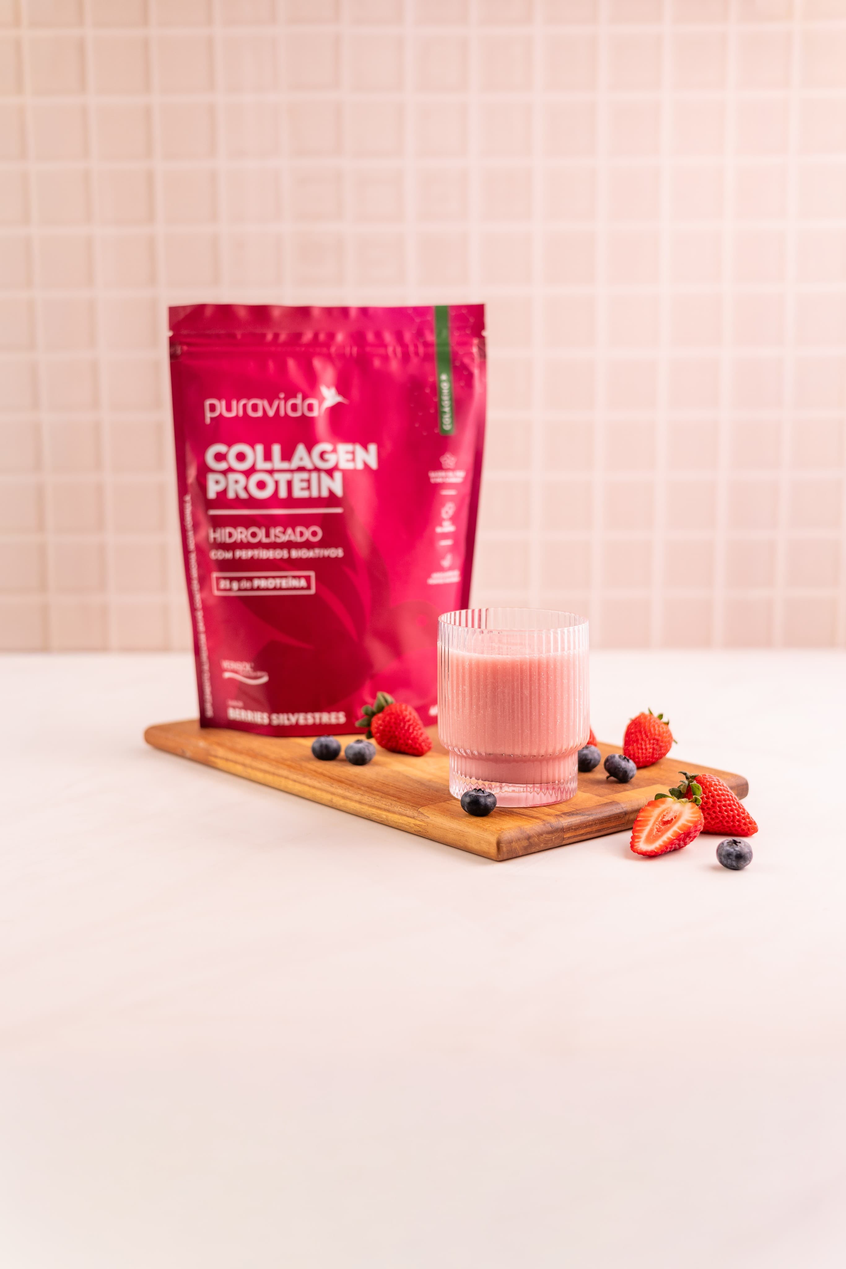 Collagen Protein Berries Silvestres com bebida e frutas