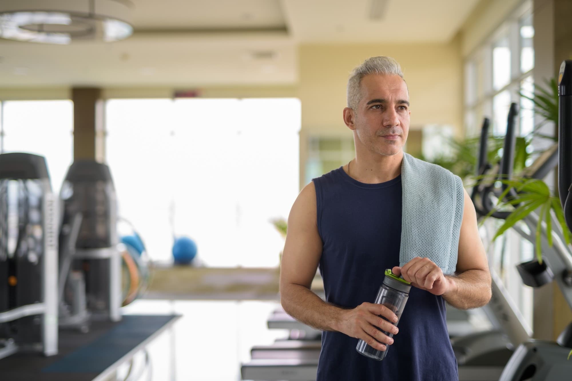 Homem com toalha na academia