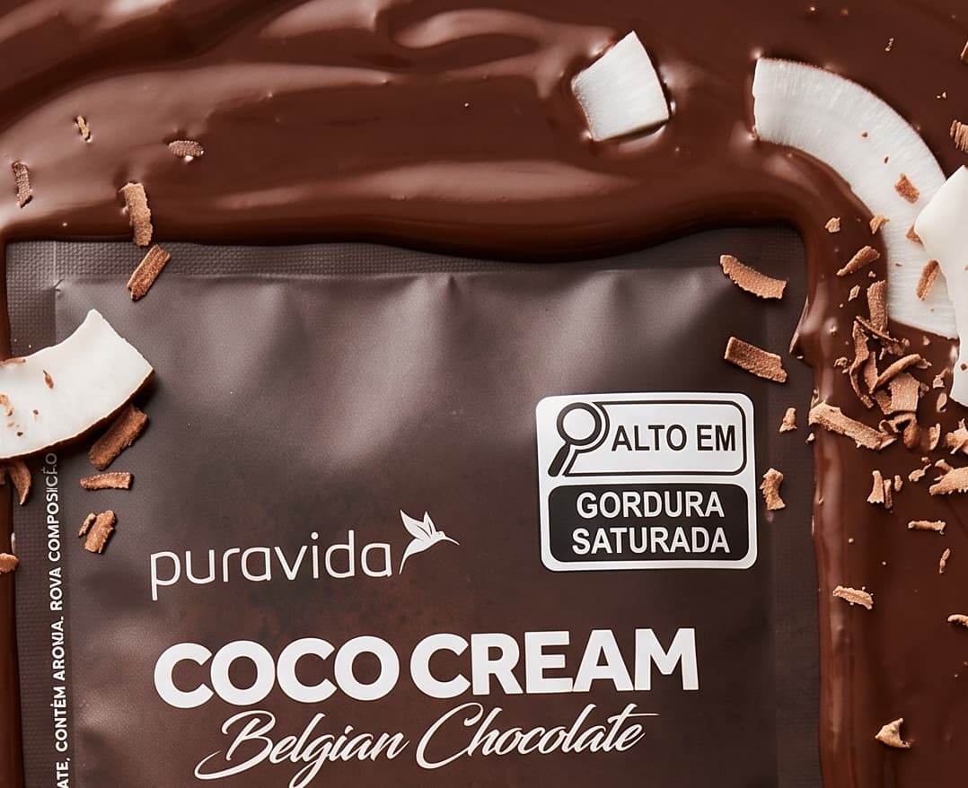 Sachê de Coco Cream Belgium Chocolate sobre chocolate derretido