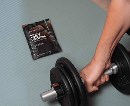 Treino com halteres e pouch Whey Grassfed