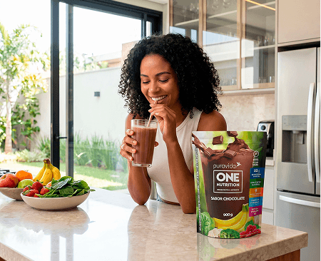 Mulher com shake ONE na cozinha